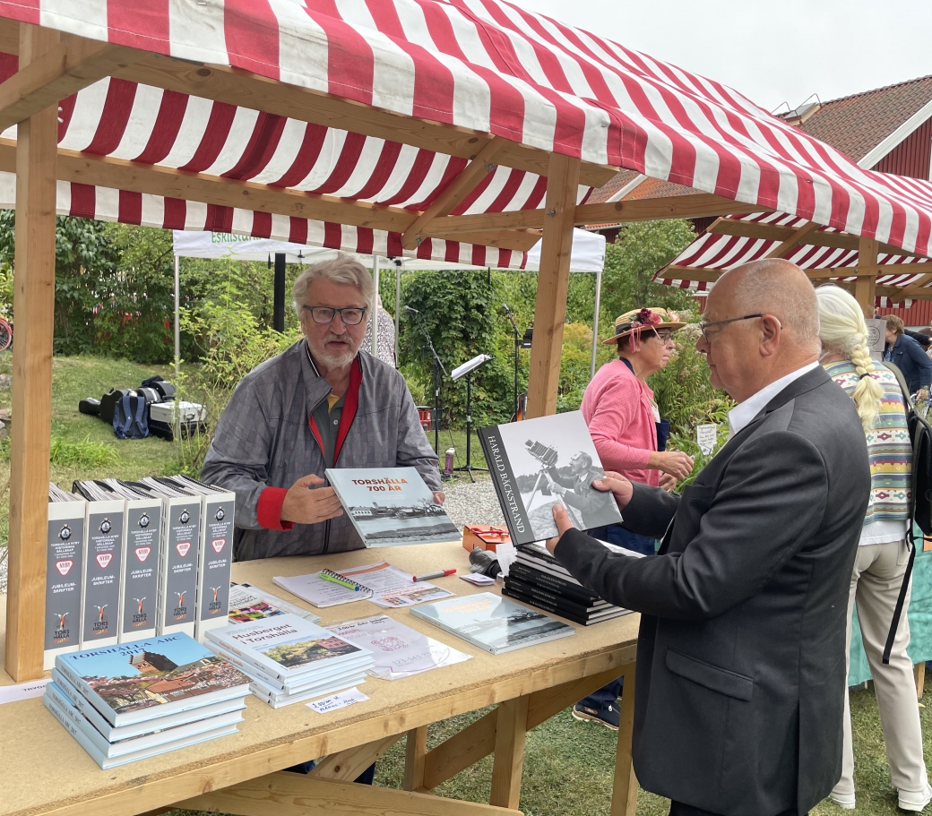 va&#778;r A&#778;lderman visar gillets litteratur fo&#776;r stadsdelsna&#776;mndens ordf