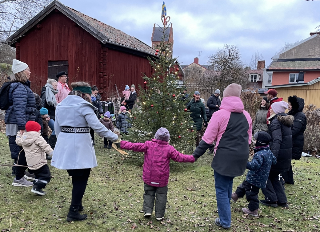 De unga dansade runt granen i mormorsta&#776;ppan