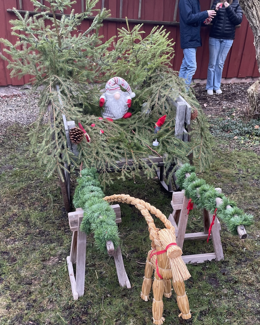 julbocken drar tomtens julvagn utanfo&#776;r glo&#776;ggen i bagarstugan